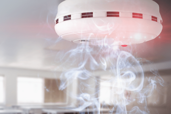 Détecteur de fumée raccordé à une centrale d'alarme intelligente